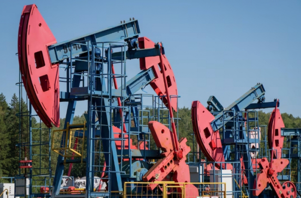 МЭА понизило прогнозы по добыче нефти в России из-за атак Украины